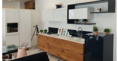 Cucina Lago design completa di elettrodomestici  -prezzo outlet 15.000 euro- basi sospese in wildwood naturale con maniglia a scomparsa, pensili dispense e schienale blocco lavastoviglie sospesa in vetro lucido blu e bianco, mensole laccato opaco . completa di top in corian bianco con lavello due vasche integrate.